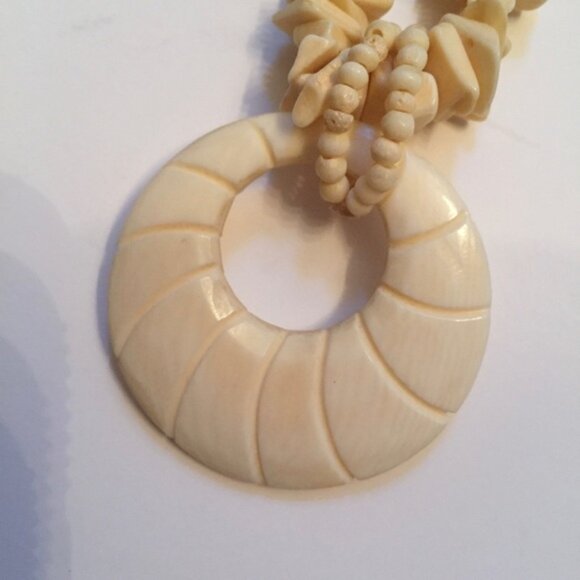 NECKLACE SHELL STRAND CREAM CHIPS ROUND PENDANT 29” - Picture 3 of 5